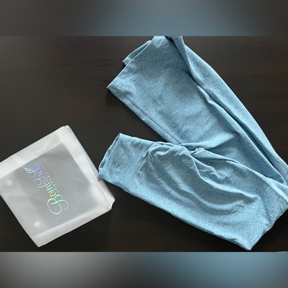 Bombshell sportswear - Straight Up Leggings - size Small - Baby Blue